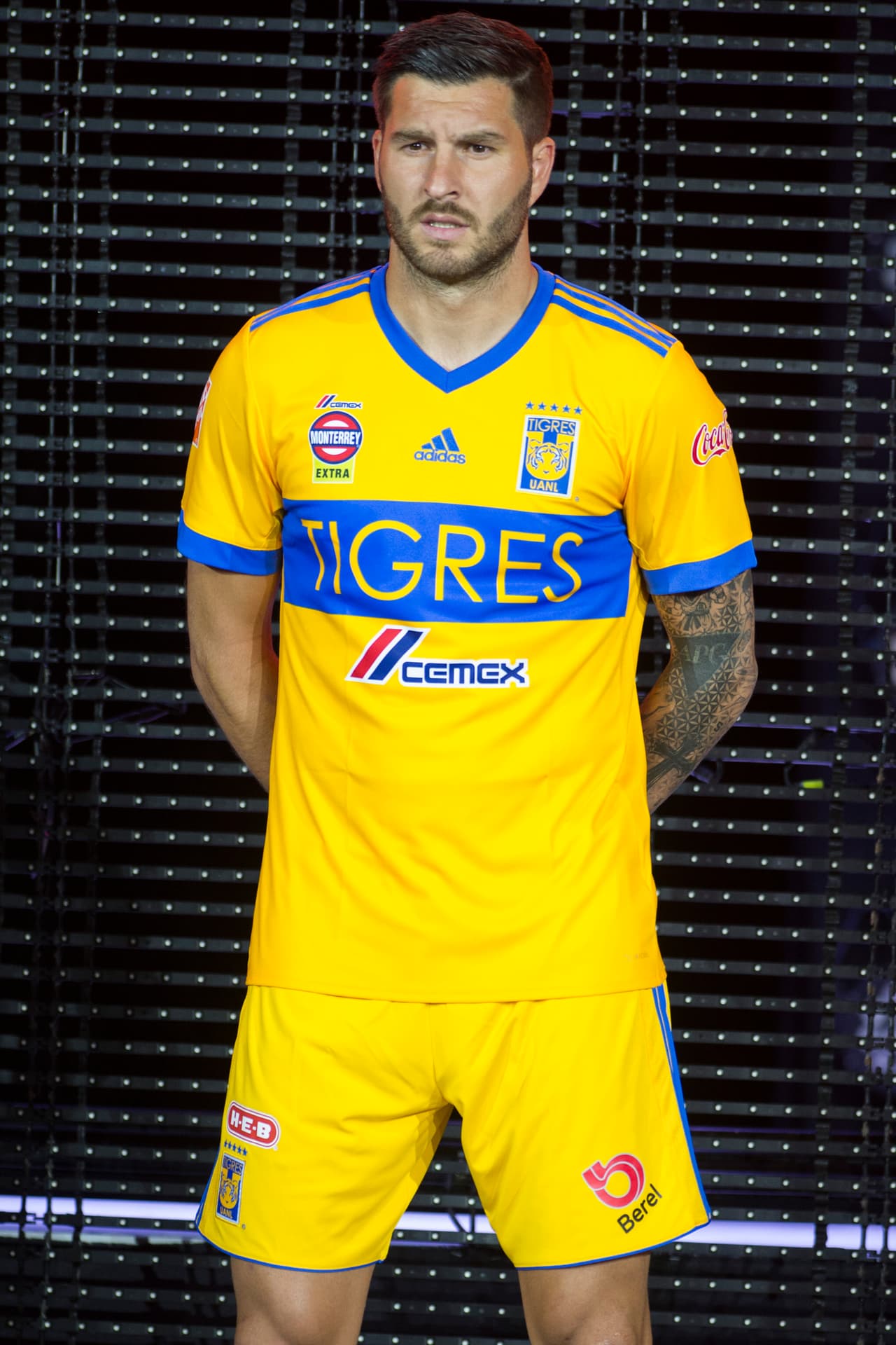 Los Tigres U.A.N.L. son otro equipo que ya hizo público su uniforme. Las franjas de la marca alemana que pasan de los laterales a los hombros y regresa la banda horizontal en el pecho.