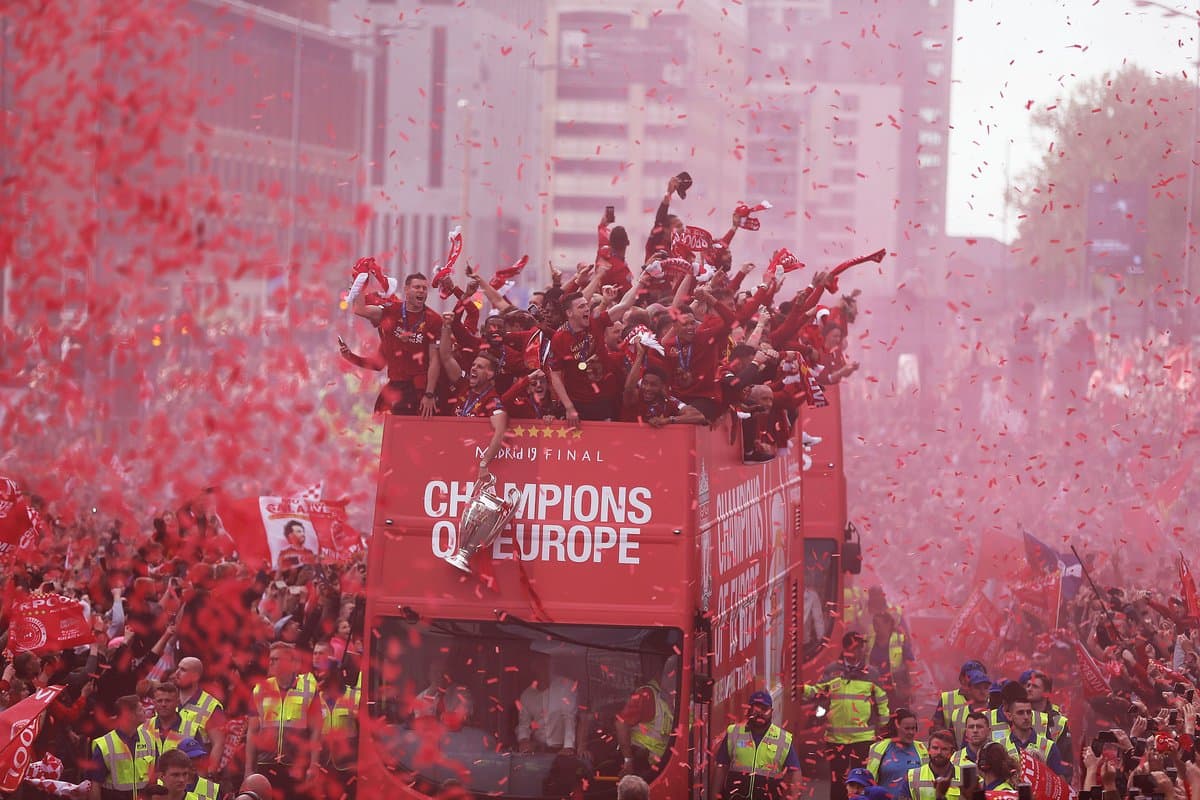 Las calles de Liverpool se tiñieron de rojo con el desfile de los jugadores que obtuvieron el sexto título del club en la UEFA Champions League.