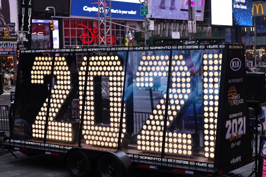 Poco más de 500 bombillas iluminan al ‘2021’ que llegó desde California.