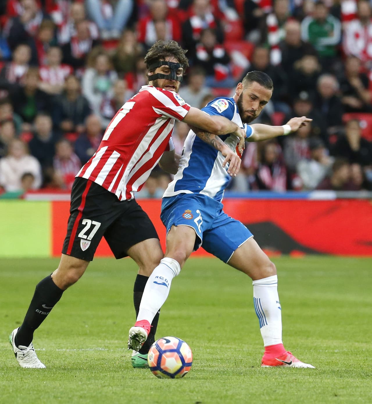 Si bien el equipo catalán buscaba encontrar el camino al arco local, nunca pudo hacerlo. Acá Vázquez intentaba retener la pelota ante la dura marca de Yeray Álvarez.