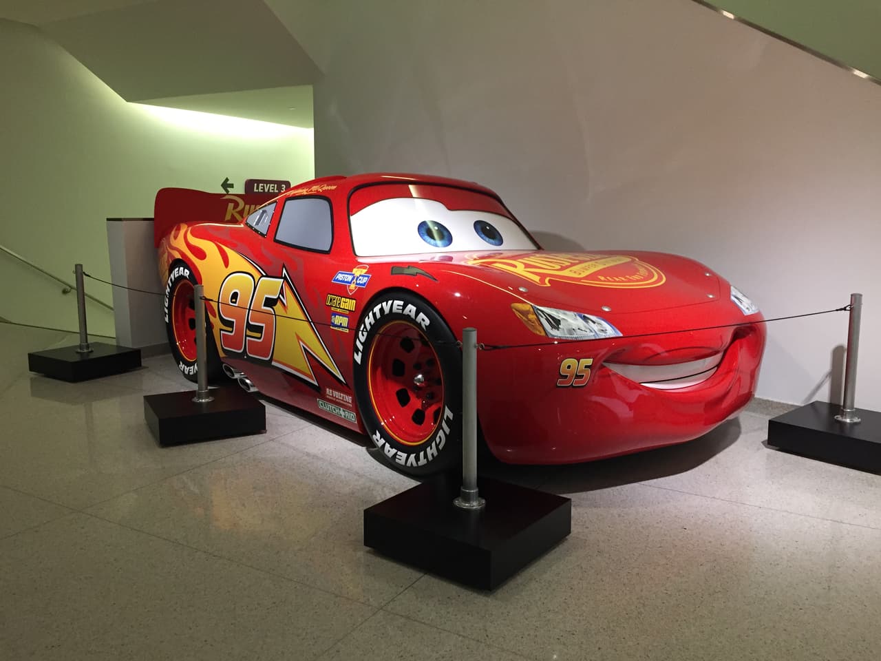 Un viejo conocido de niños y jóvenes, un personaje inspirado en los autos de la NASCAR, el famoso Lightning McQueen o Rayo McQueen en español, de la película de Disney, 
<i>Cars</i>.