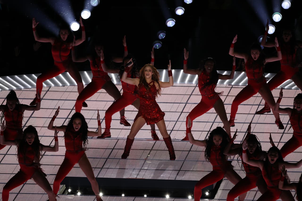 De rojo, fue Shakira la primera en subir al escenario,
<b><a href="https://www.univision.com/famosos/todo-lo-que-sabemos-del-show-de-jennifer-lopez-y-shakira-en-el-super-bowl-liv-y-las-sorpresas-fotos">tal como se había anticipado</a></b>.