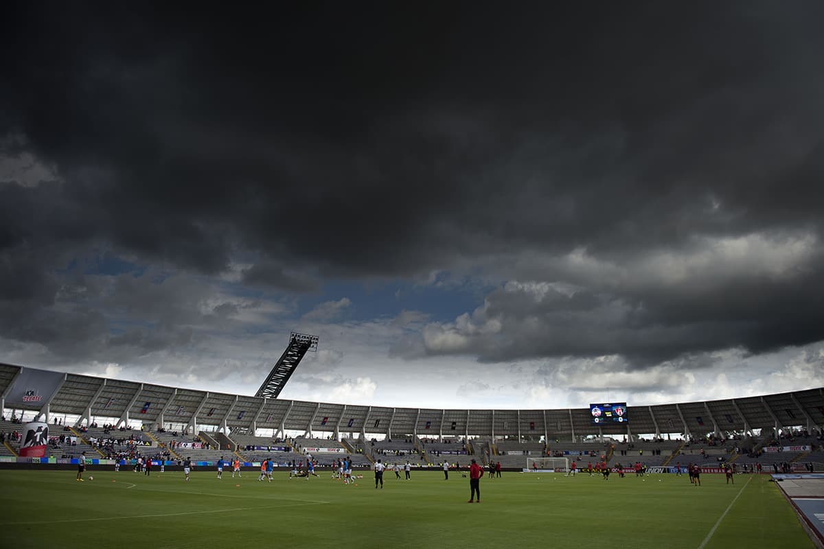 Las nubes negras estuvieron los 90 minutos sobre el Estadio Universitario de la BUAP este sábado.