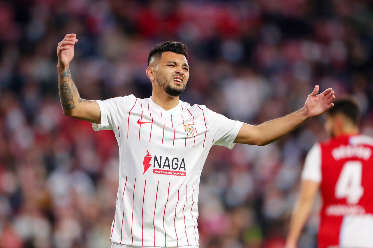 'Tecatito' Corona abandona el Sevilla vs Celta por calambres