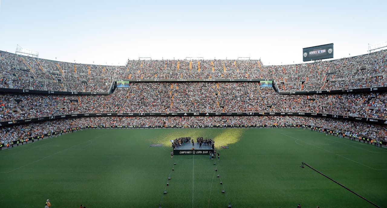 En las calles de Valencia y en el Estadio Mestalla se vivió la celebración del título de la Copa del Rey obtenido por el Valencia CF, primero en 11 años y octavo en la historia.