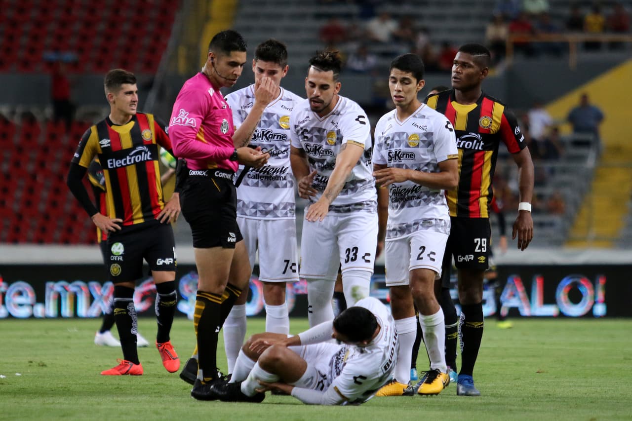 El juego no estuvo exento de roces y duras entradas, la situación de ambos equipos los obligaba a no regalarse nada.