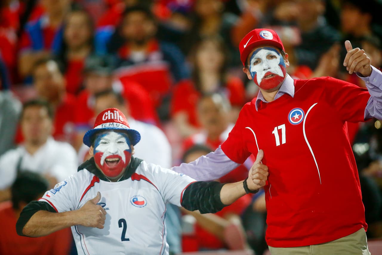 Los chilenos se pintaron de fiesta para recibir a Perú en el llamado Clásico del Pacífico, que finalizó 2-1 a favor de los locales.