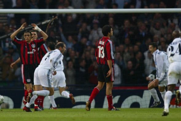El galo prendió de volea un centro de Roberto Carlos, y a pesar de que no era nada simple pegarle de primera a ese balón, además de mandarlo al ángulo superior del arco rival, Zidane lo hizo, para darle el título a los suyos.