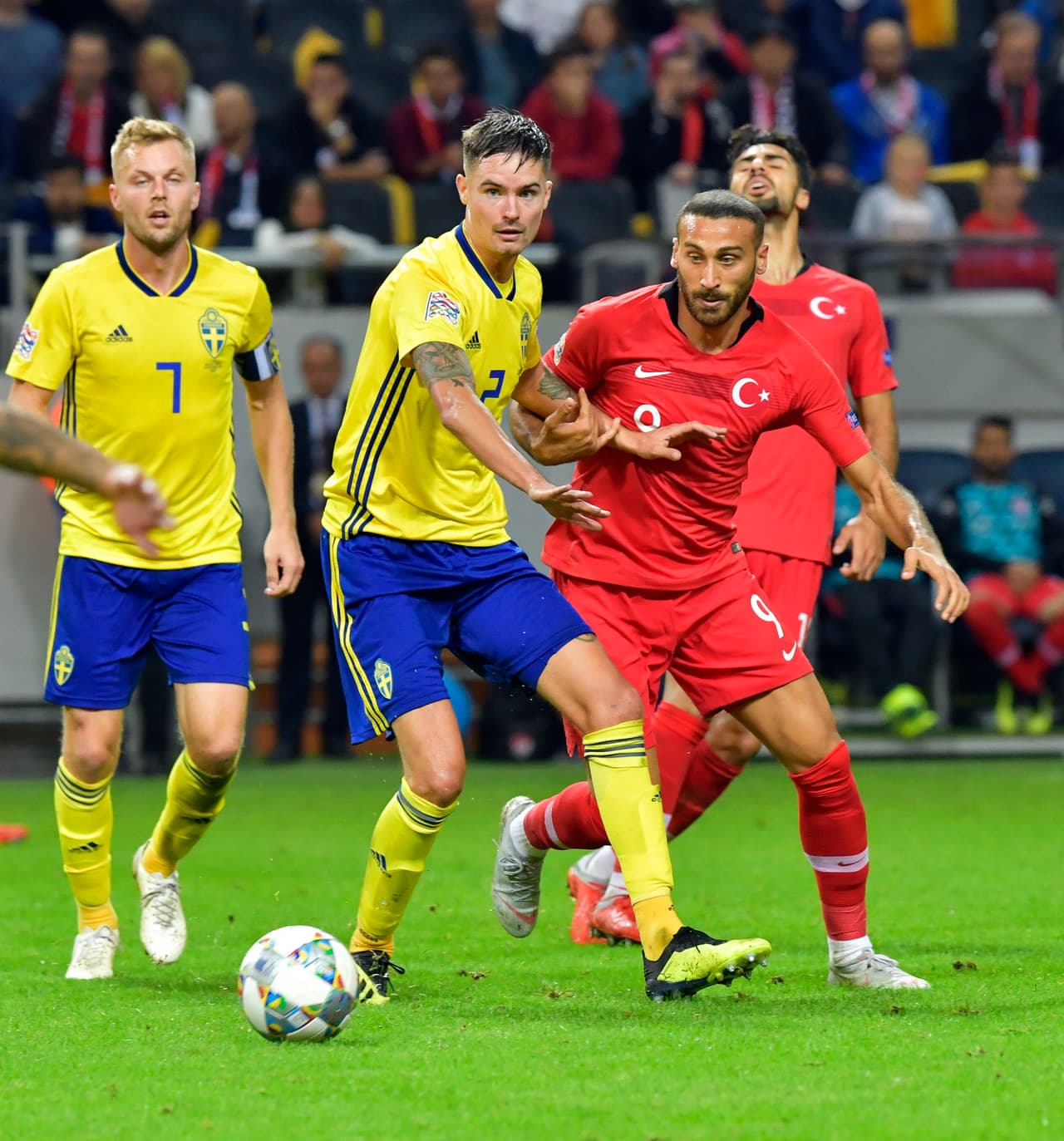 Los turcos no se quedaron de brazos cruzaso. Intentaron hacer daño por vía terrestre, aérea, con centros, tiros de larga distancia pero nada pasaba.