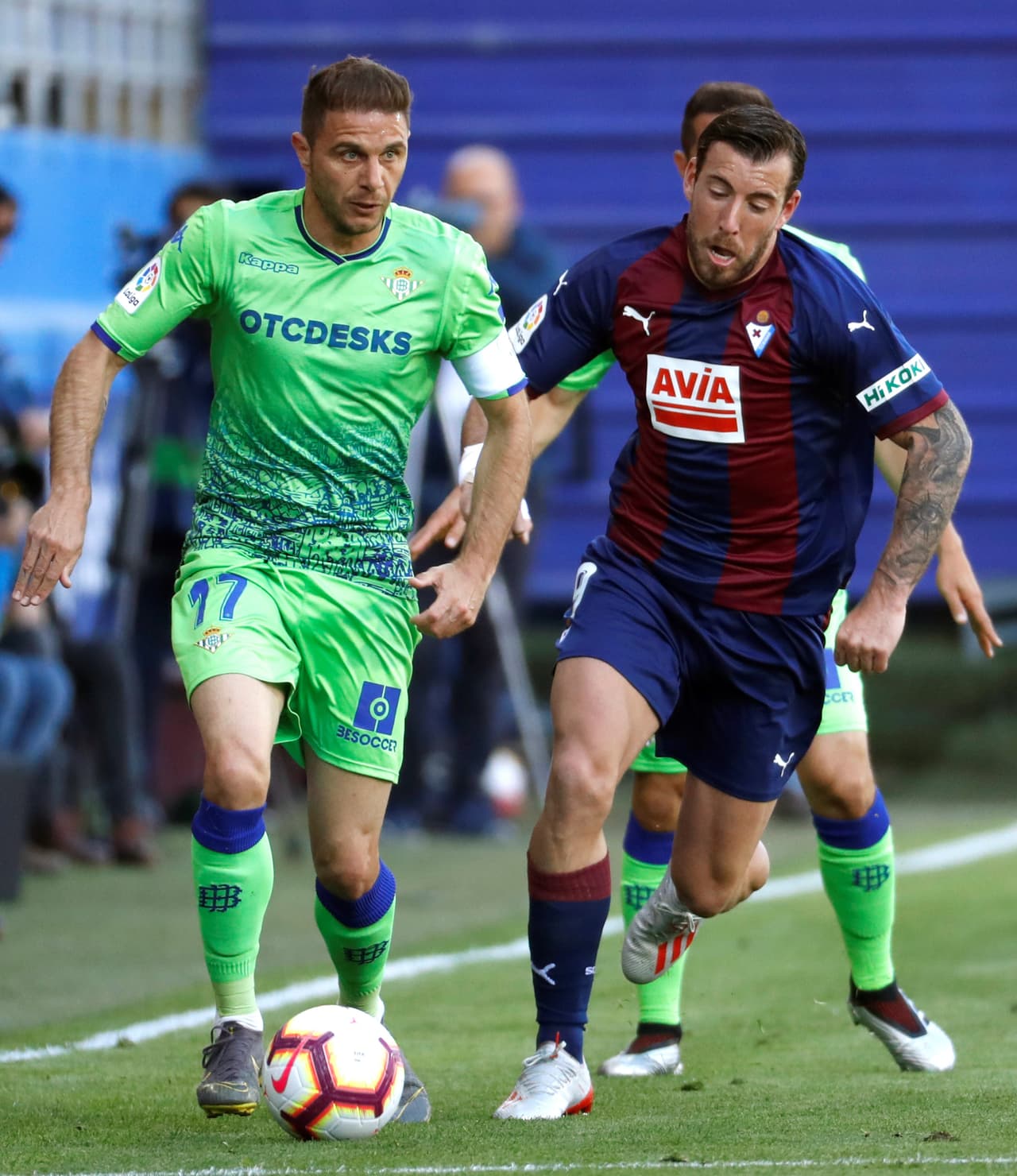 GRAF3896. EIBAR (GIPUZKOA), 05/05/2019.- El delantero del Eibar Sergi Enrich (d) y el delantero del Betis Joaquín (i) durante el partido de la trigésima sexta jornada de liga de Primera División disputado este domingo en el estadio de Ipurúa. EFE/Juan Herrero