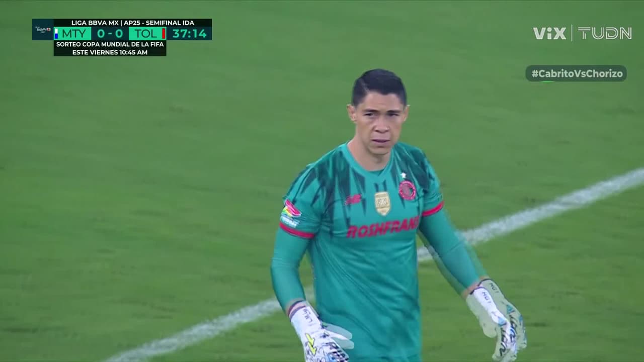 ¡Enferma atajada de Hugo González! El arquero de Toluca evita el gol de Tecatito Corona