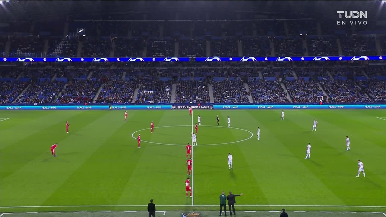 Arranca el partido y la pelota está en juego.