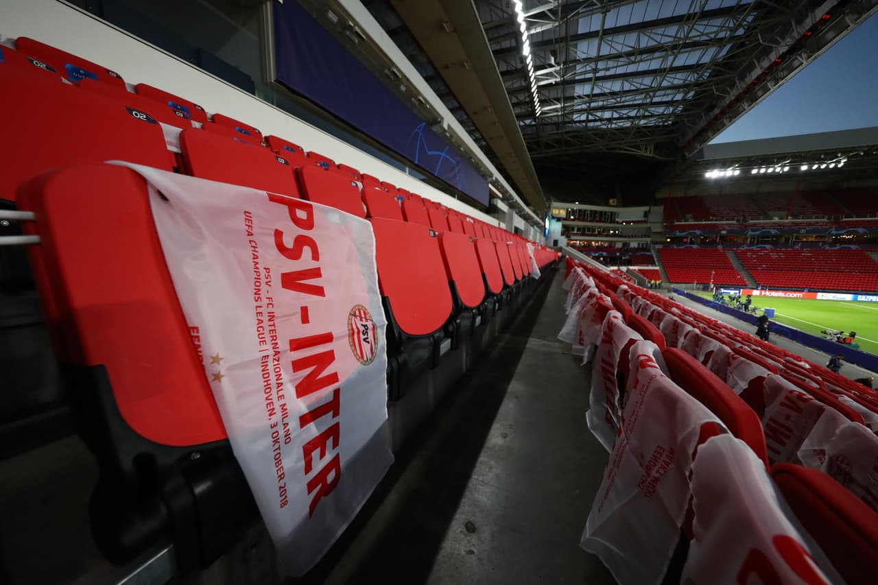 Y tenía preparada una entrada colosal con banderines del equipo que quedarán como recuerdo de este juego de Champions.