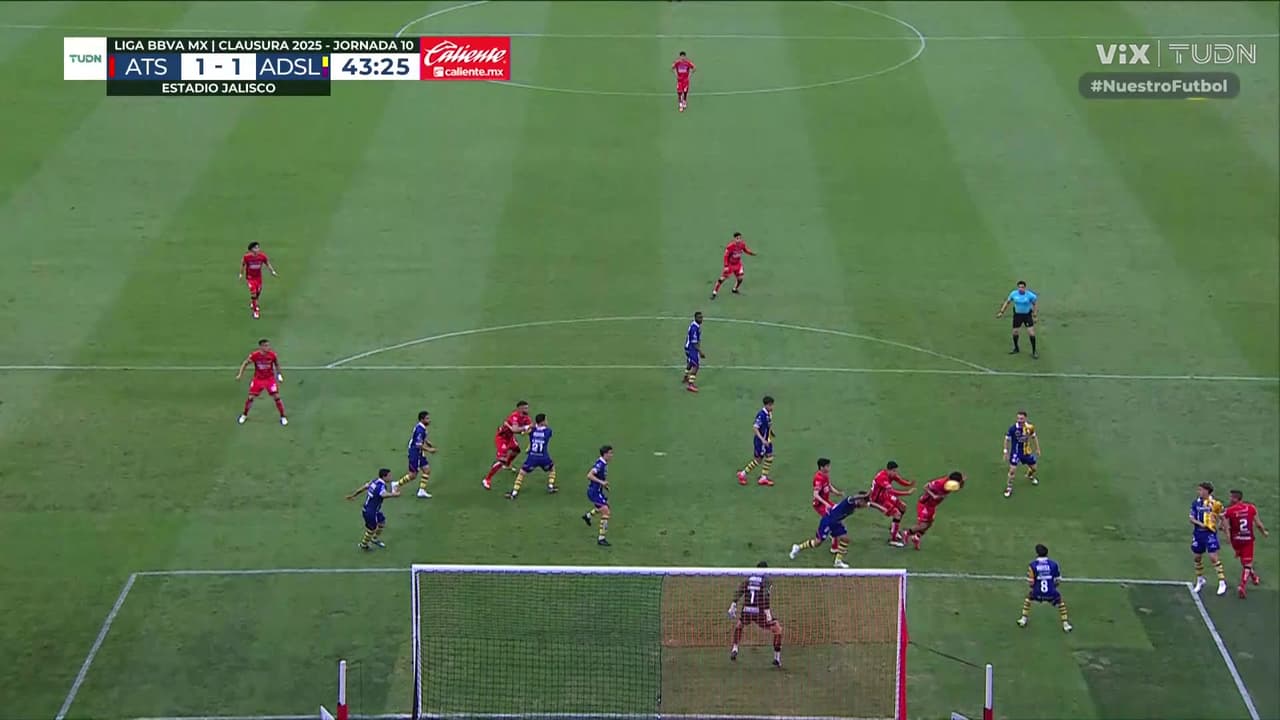 ¡Gol anulado para el Atlas! La jugada se anula por una mano que señala el VAR