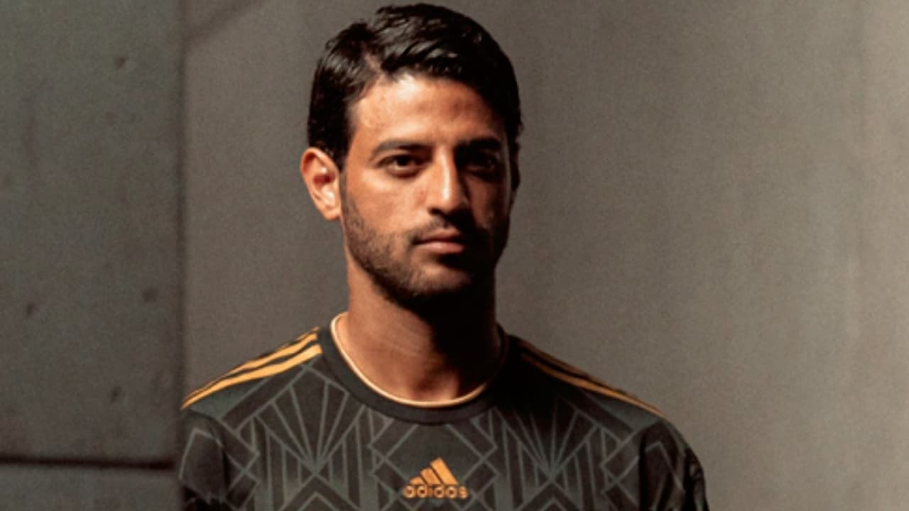 Carlos Vela presenta el nuevo uniforme conmemorativo de LAFC