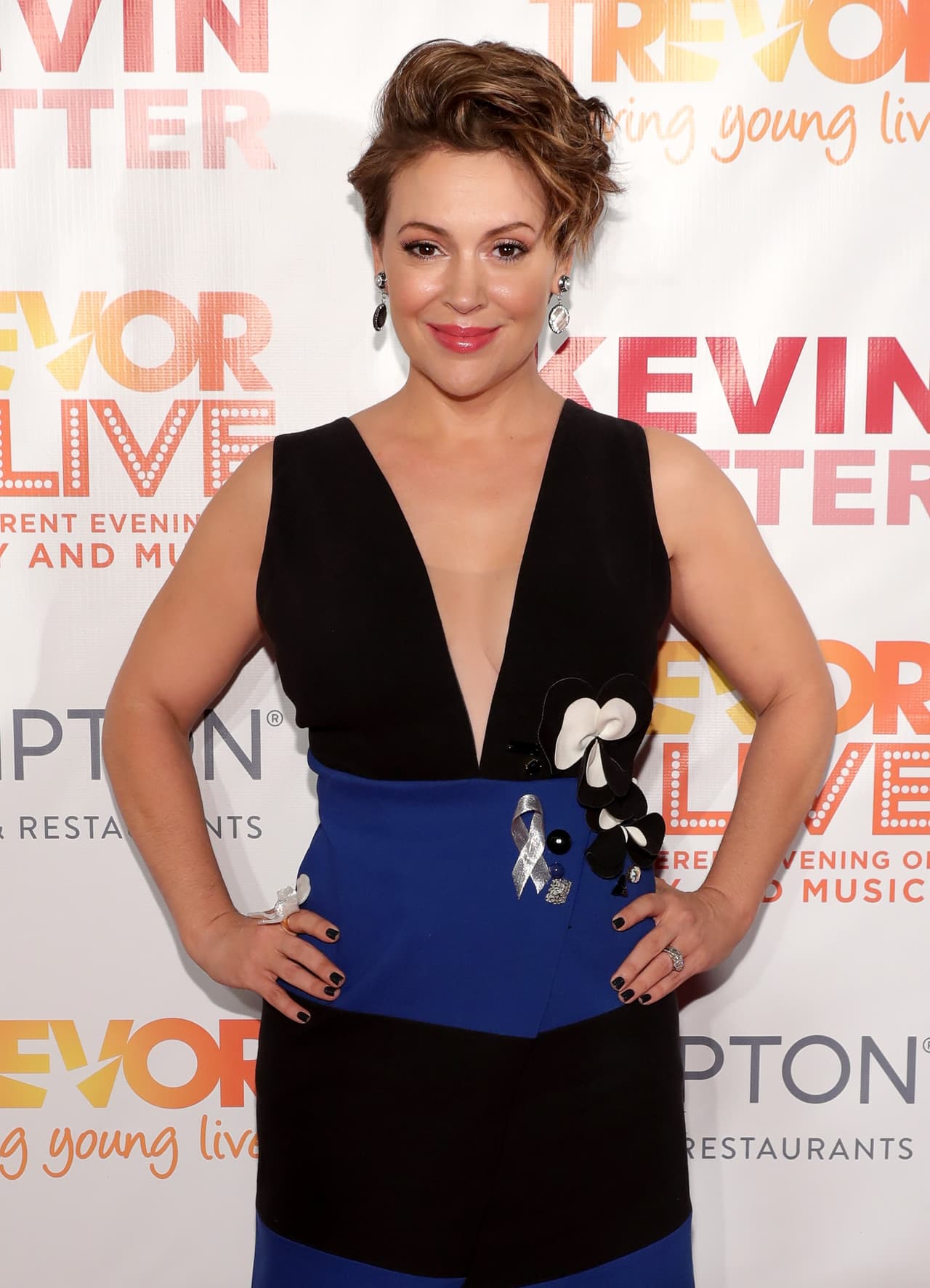 Además de hacerse una carrera en la televisión estadounidense, la hermosa Alyssa Milano tiene una larga historia como seguidora del béisbol e incluso ha tenido romances con deportistas.