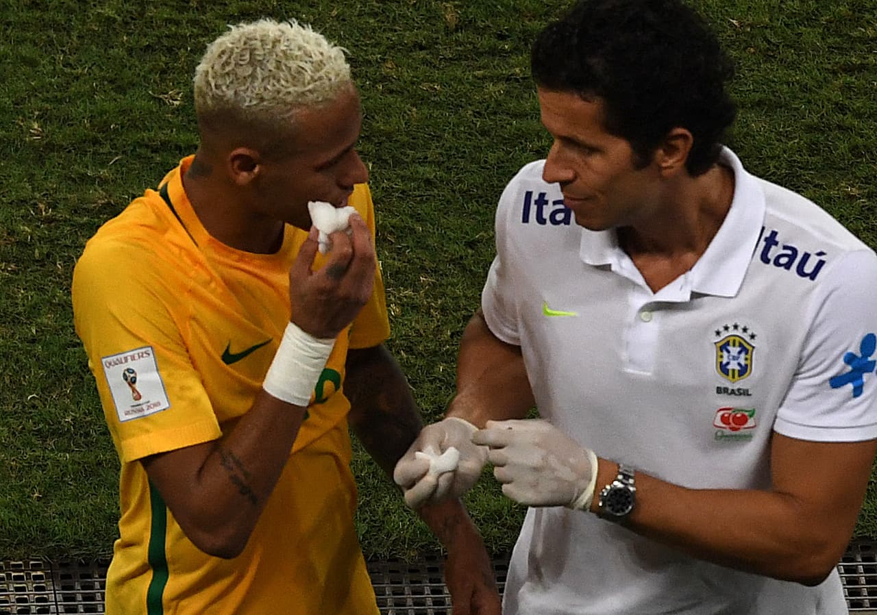 La estrella de la 'Canarinha' pagó caro el hacer un 'túnel' sobre Yasmani Duk, quien le propinó un codazo.