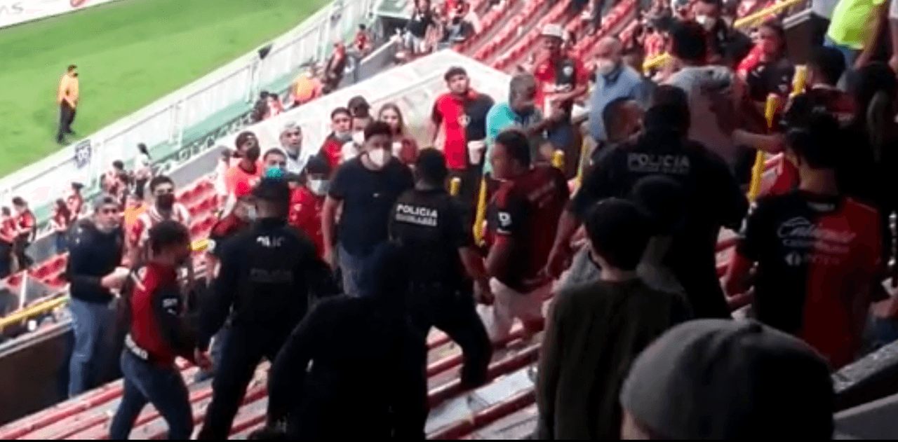 Altercado entre aficionados de Atlas en el estadio Jalisco