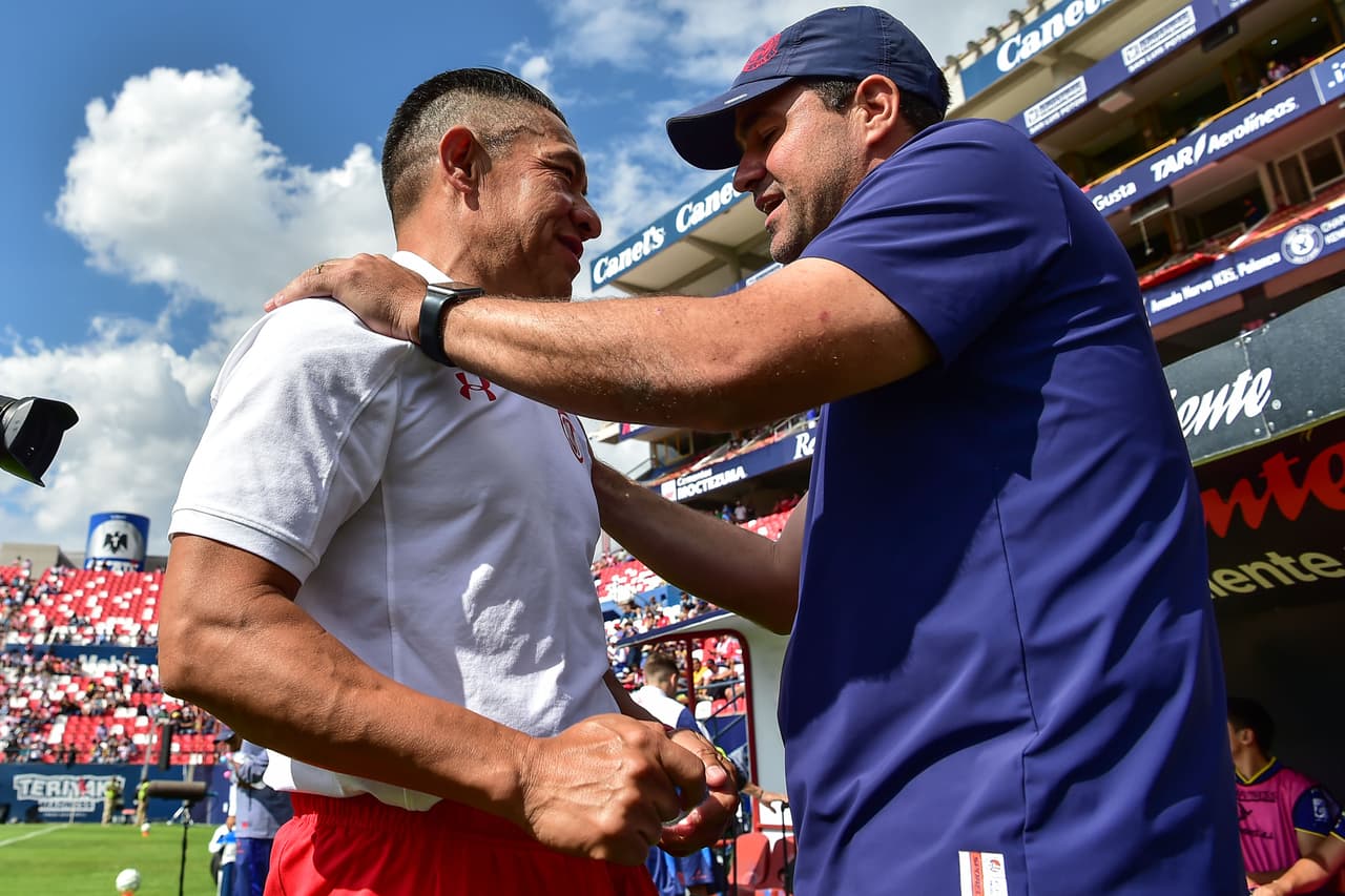 Previo al juego, Jardine y Ambriz se saludaron con afecto.