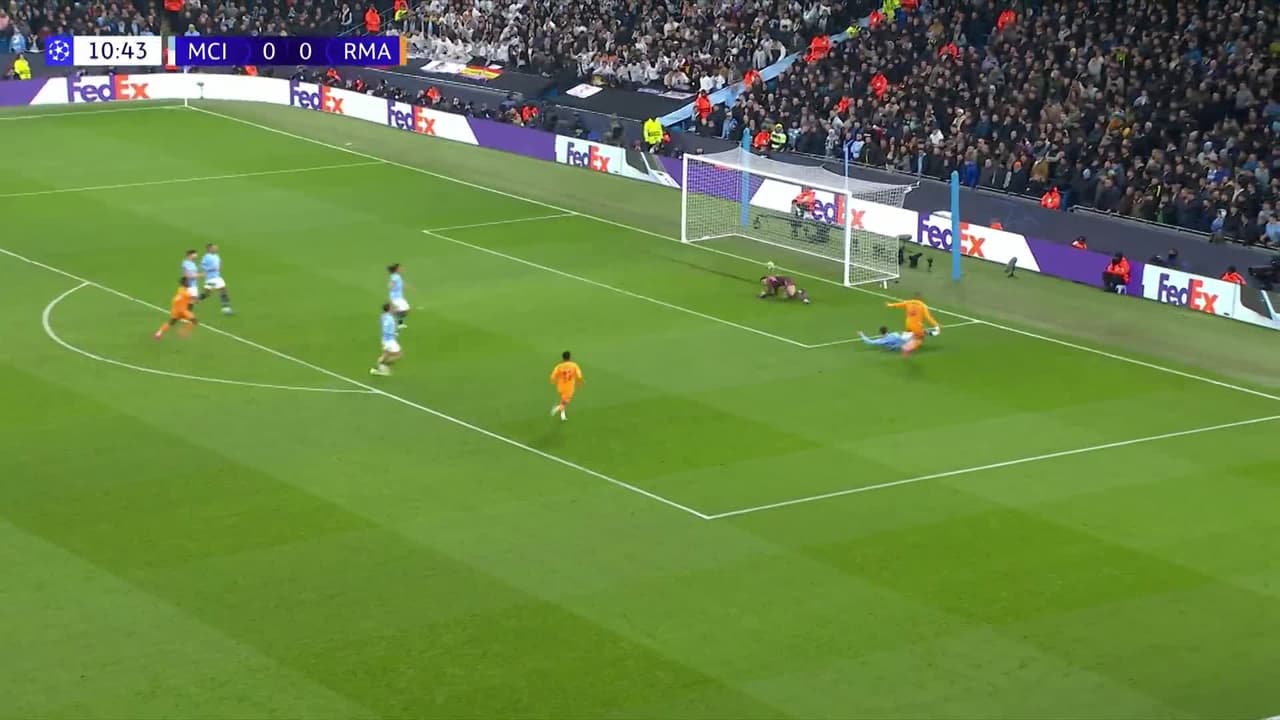 ¡TIRO ATAJADO! disparo por Kylian Mbappé.