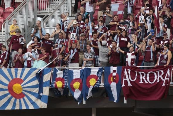 Colorado Rapids – En 2013 Class IV, Bulldog Supporters y Pid Army unieron fuerzas para crear una sola voz conocida como la Centennial 38. Y con este ruidoso grupo basta para hacer retumbar el apoyo a los Rapids por todas las Montañas Rocosas.