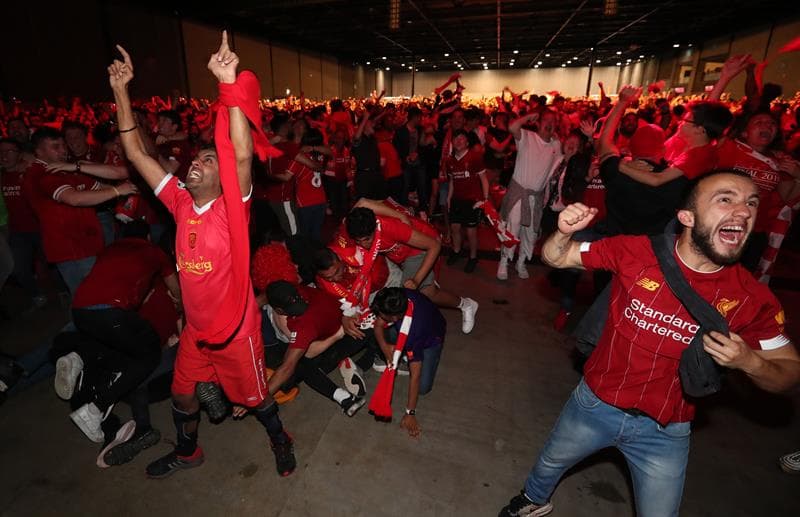 Los aficionados del Liverpool celebran en las calles de su ciudad la conquista de la UEFA Champions League sobre Tottenham Hotspur.