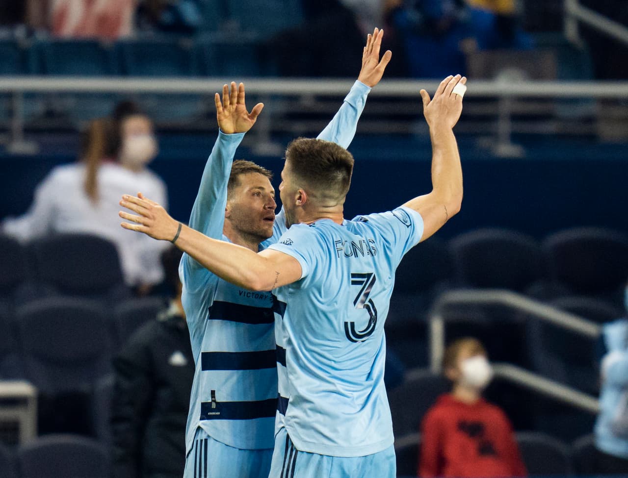 Ilie Sánchez celebra con Andreu Fontàs el gol del empate.