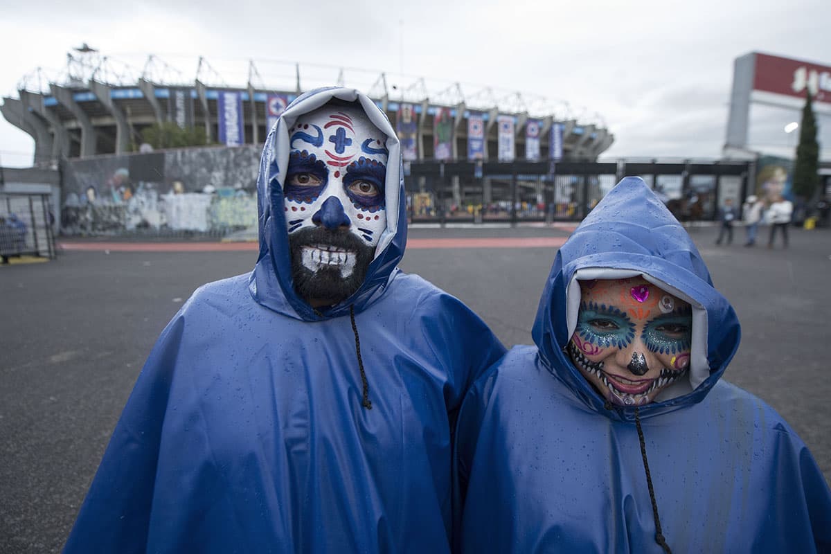 Dos fanáticos de Cruz Azul llegaron al estadio con sus caras pintadas como Catrinas.