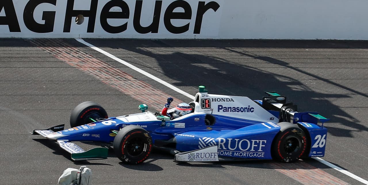 El piloto Takuma Sato, con carro de motor Honda, fue l más veloz y llegó de primero para coronarse por primera vez en Indianapolis.