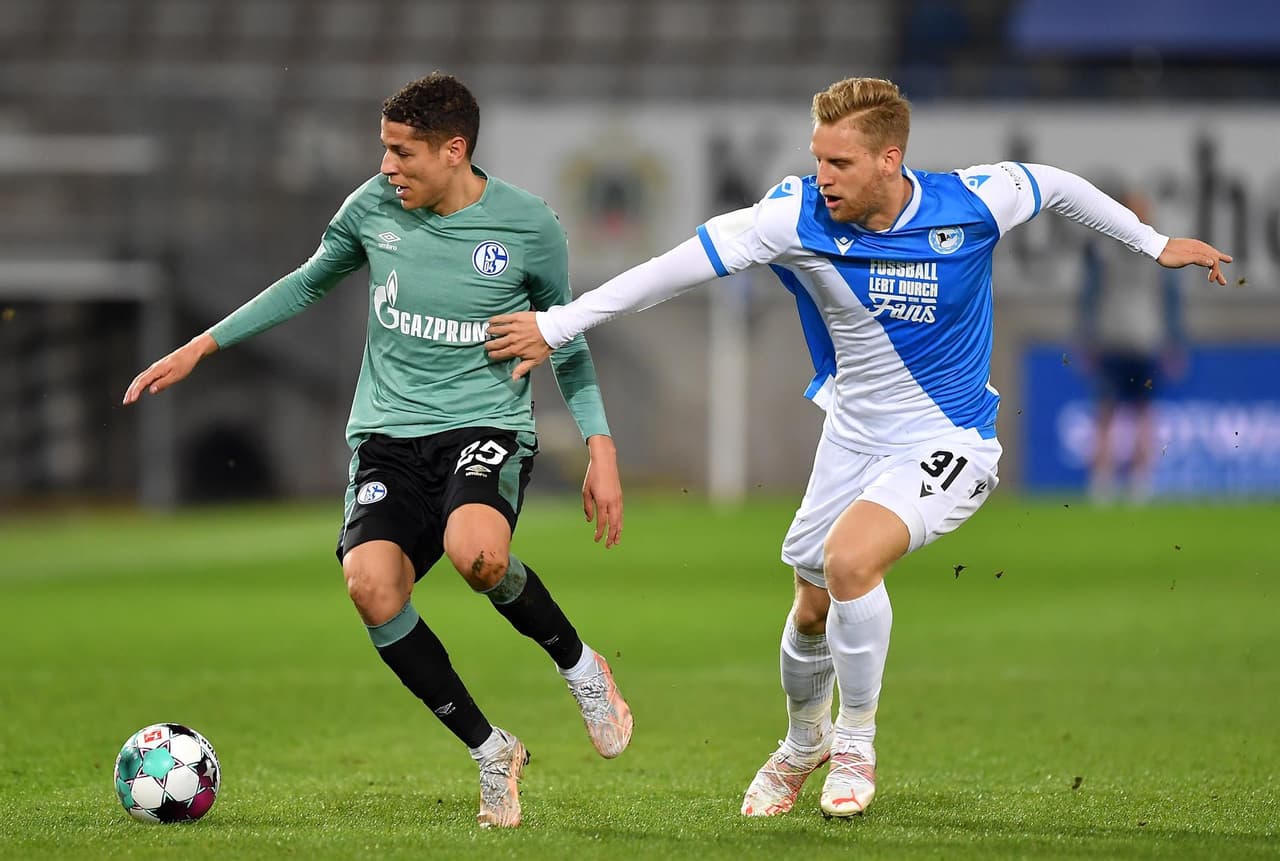 Arminia gana por la mínima ante el Schalke 04 durante la Jornada 30 de la Bundesliga. Fabian Klos le dio la victoria a su equipo al minuto 50 y, con este resultado, los 'mineros' descienden a segunda division del futbol alemán.