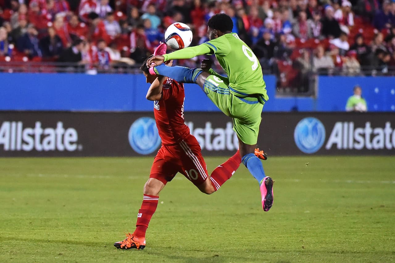 Obafemi Martins y su acrobacia para disputar una pelota con Mauro Díaz.