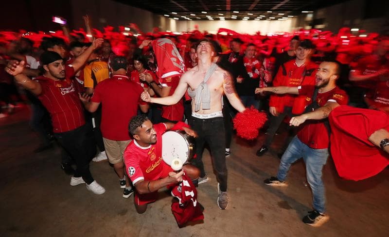 Los aficionados del Liverpool celebran en las calles de su ciudad la conquista de la UEFA Champions League sobre Tottenham Hotspur.
