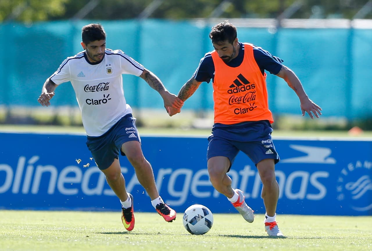 BUENOS AIRES, ARGENTINA - OCTOBER 08: Ezequiel Lavezzi of Argentina drives the ball during a training session at Argentine Football Association (AFA) 'Julio Humberto Grondona' training camp on October 08, 2016 in Ezeiza, Buenos Aires, Argentina. (Photo by Gabriel Rossi/LatinContent/Getty Images)