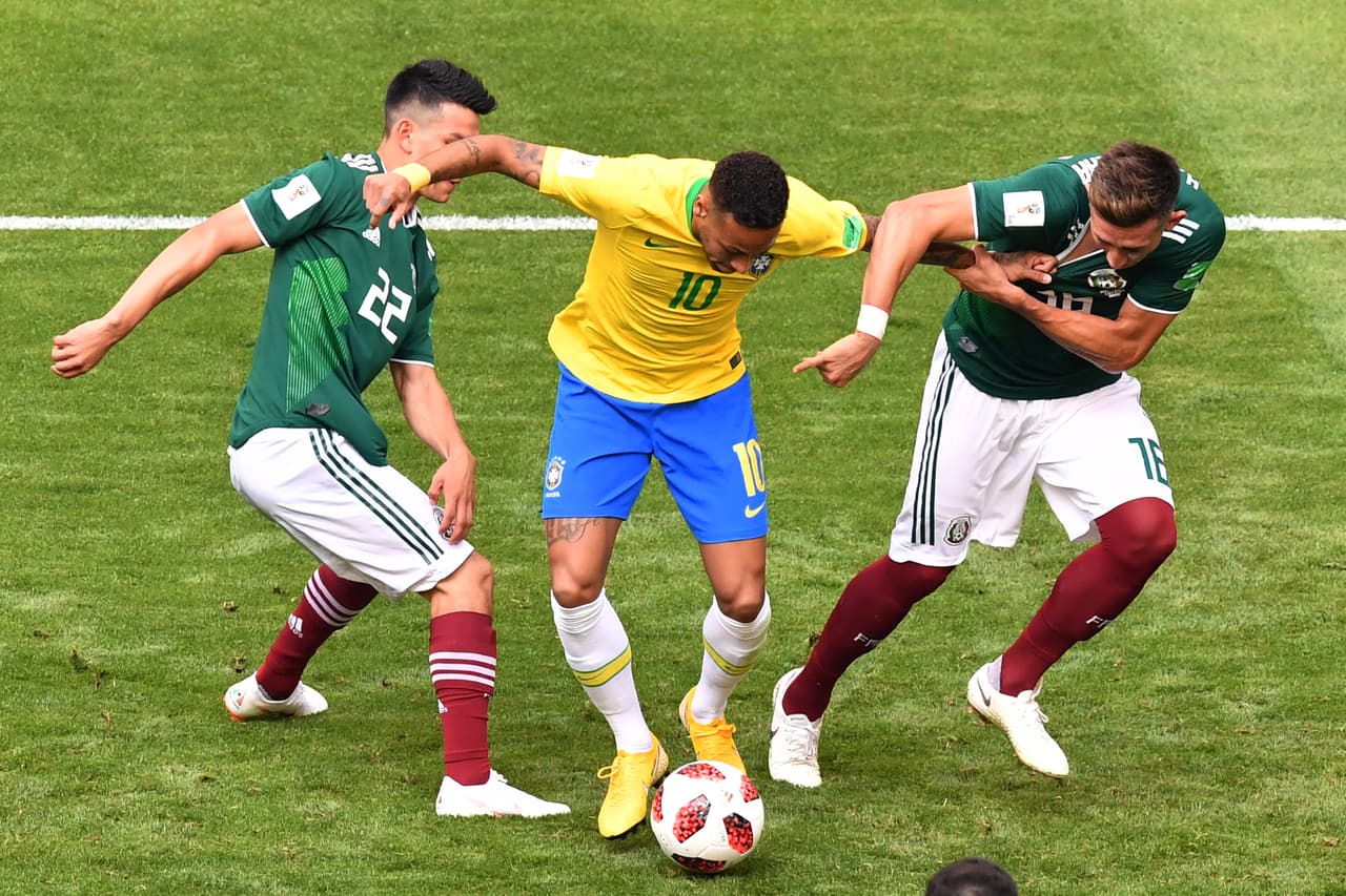 En los primeros minutos cuando Neymar buscó el balón fue reciamente marcado; en la foto, por Hirving Lozano (izquierda) y Andrés Guardado (derecha).