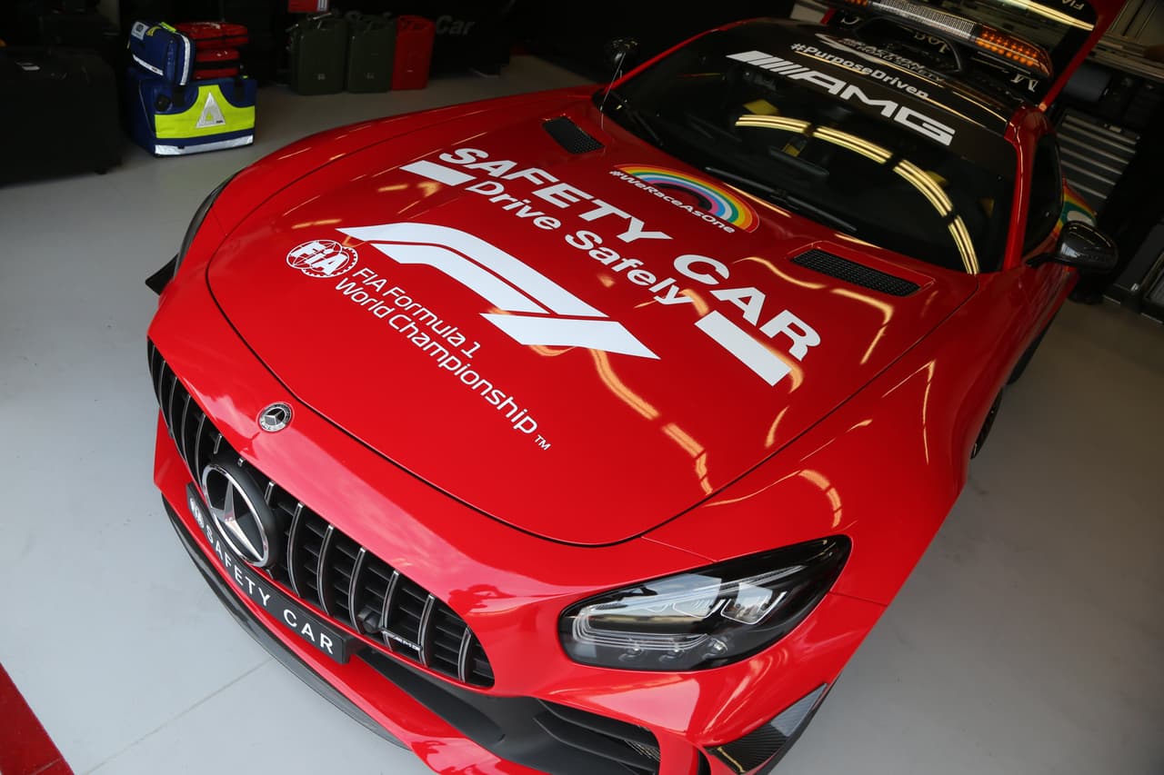 El carro de seguridad de Mercedes Benz se pinta de rojo en honor a las 1000 carreras de Ferrari para el Gran Premio de la Toscana que se correrá en el Circuito Mugello. Bernd Maylander es el piloto de este carro.