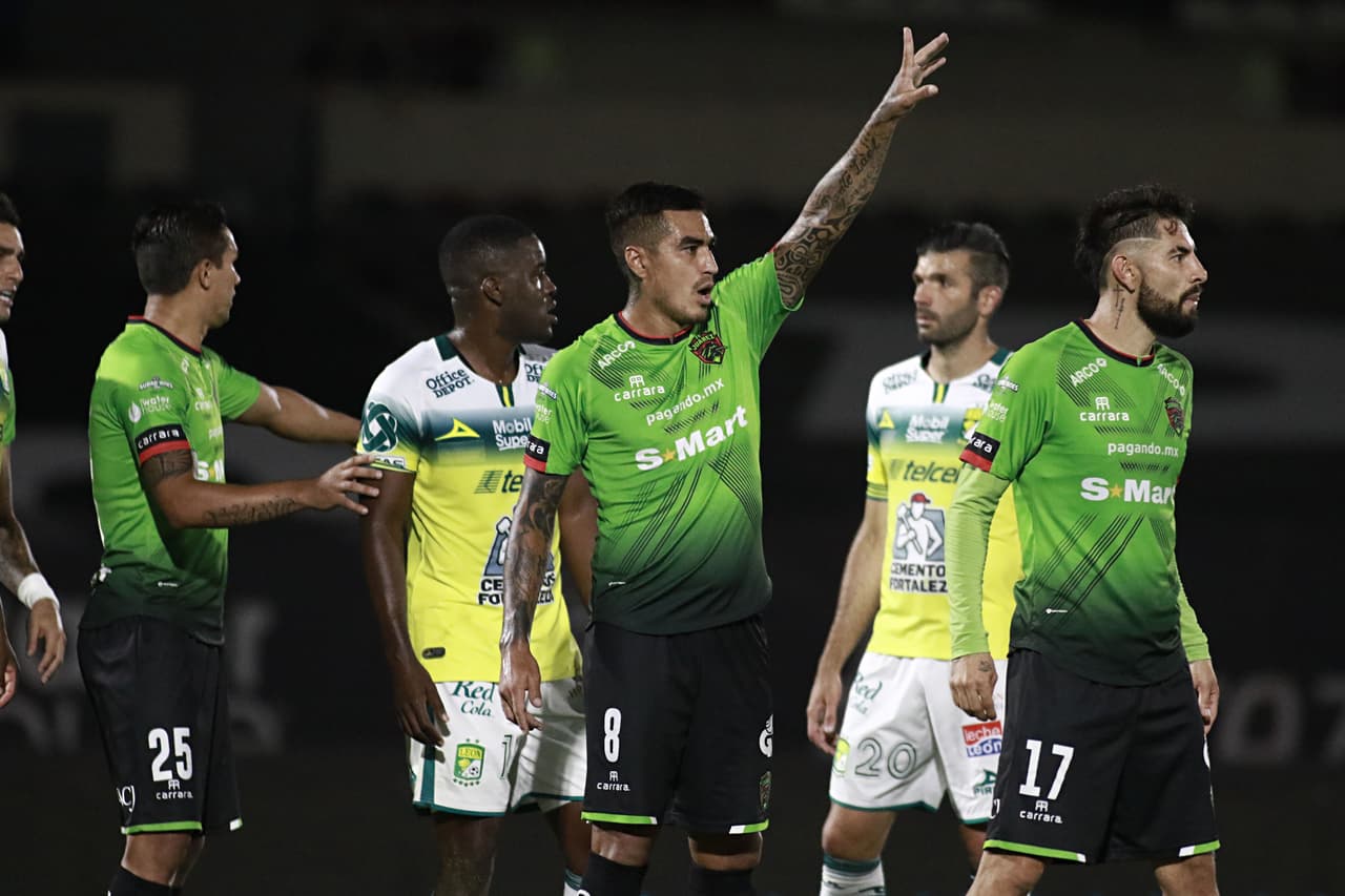 Durante la segunda mitad ambas escuadras tuvieron dificultad para definir.