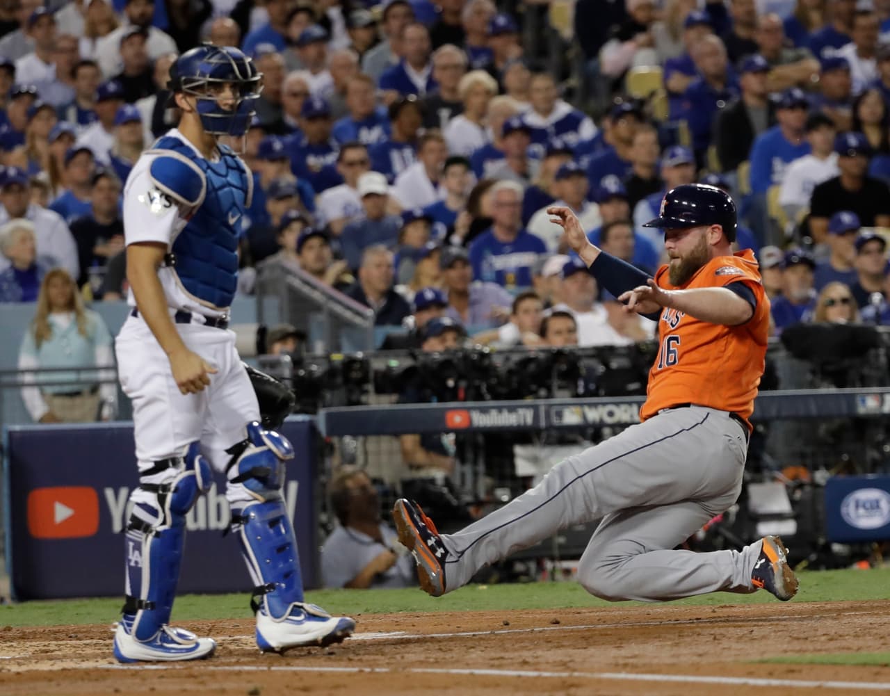 Brian McCann entró al home para poner el 3-0 ante el silencio del Dodger Stadium.