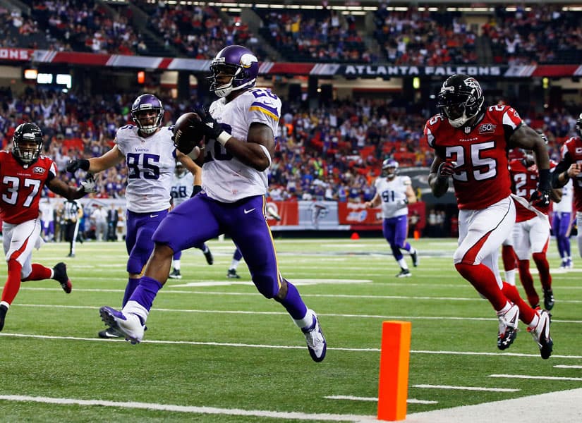 Adrian Peterson tuvo dos carreras de TD y 158 yardas para que los Vikings derrotaran a los Falcons 20-10.