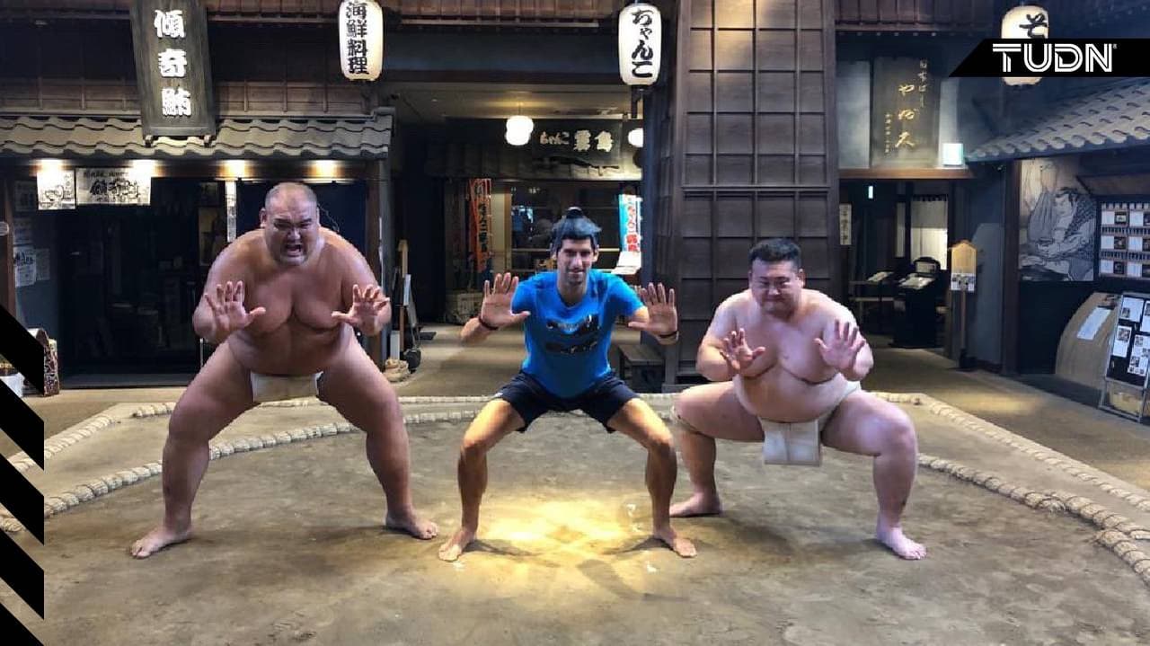Novak Djokovic prueba suerte en el sumo