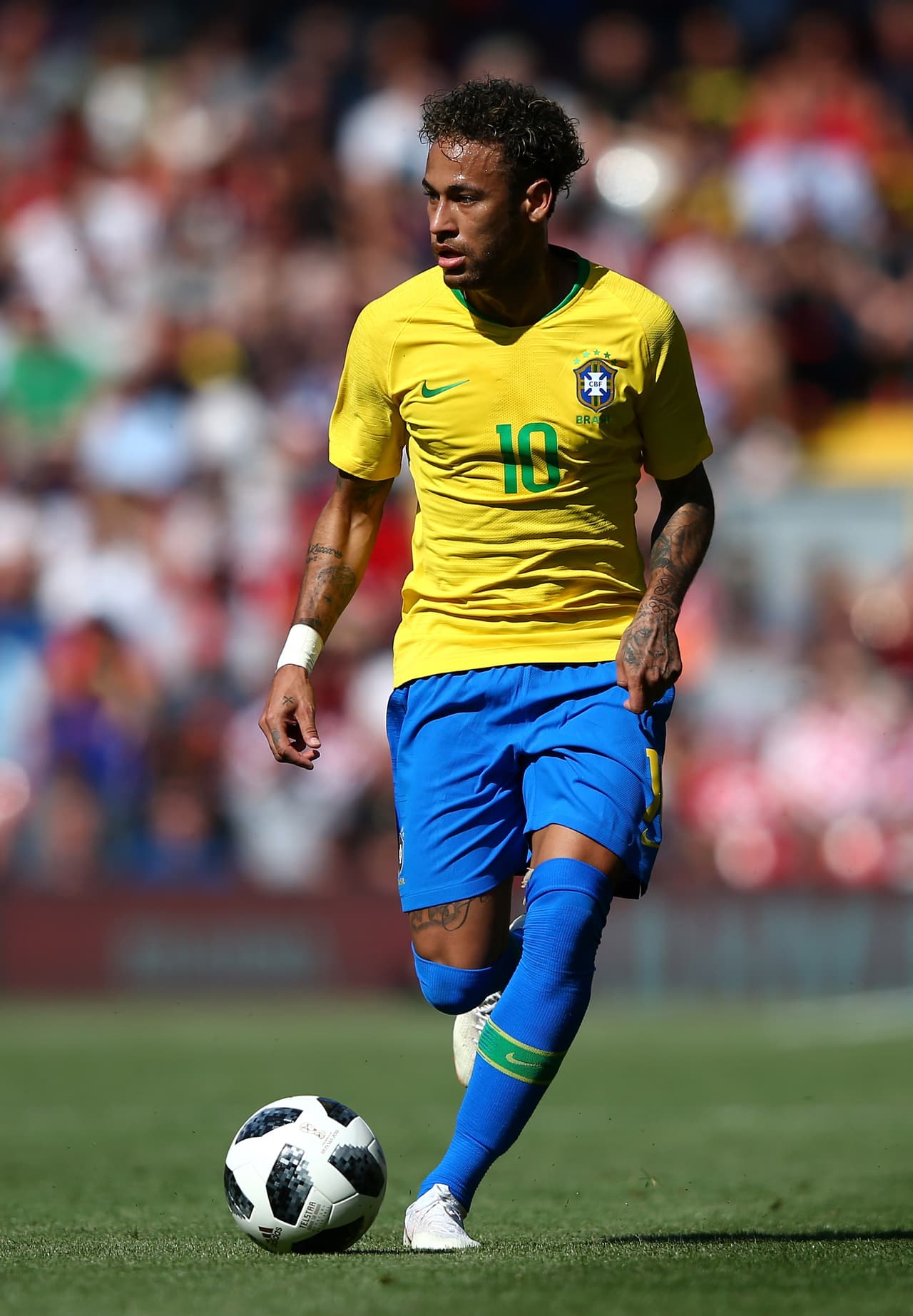 <b>Neymar</b>: 
<b>94.9 millones de dólares</b>. Es el crack de la Selección de Brasil y juega con el PSG de Francia.