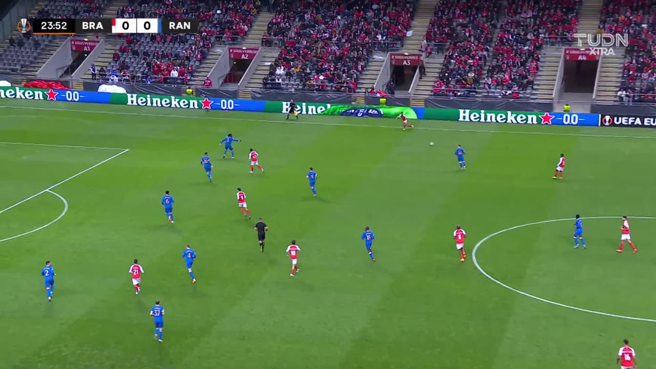 ¡CERCA! Ricardo Horta disparó que se estrella en el poste.