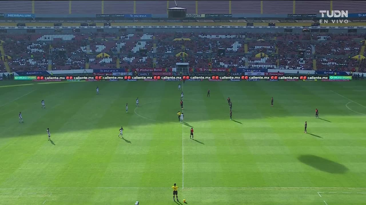 Arranca el partido y la pelota está en juego.