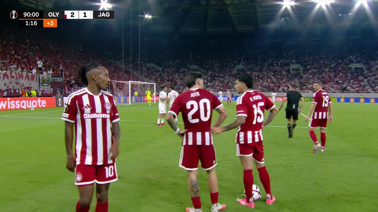¡CERCA! Panagiotis Retsos disparó que se estrella en el poste.