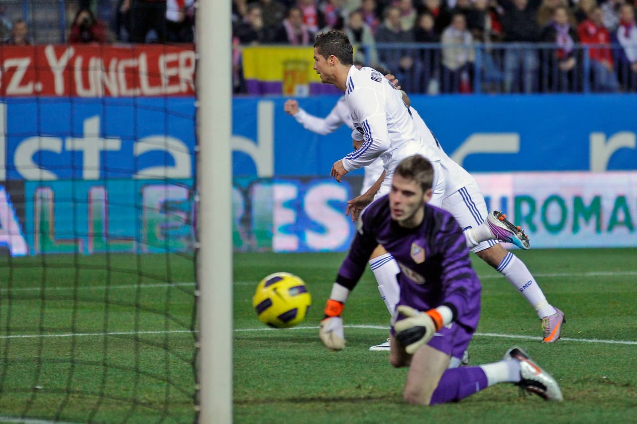Su debut en la casa 'colchonera' se dio el 20/01/2011 por los cuartos de final de la Copa del Rey. No pidía ser mejor, el Real Madrid ganó por la mínima gracias a un gol de Cristiano y confirmó así su clasificación a la semifinal del certamen tras haber ganado la ida por 3-1.