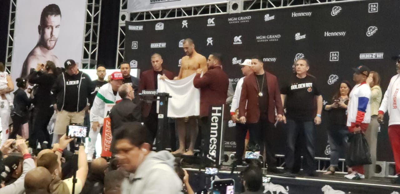 Saúl Álvarez presumió de un físico más trabajado que el ruso Kovalev en la ceremonia de pesaje.