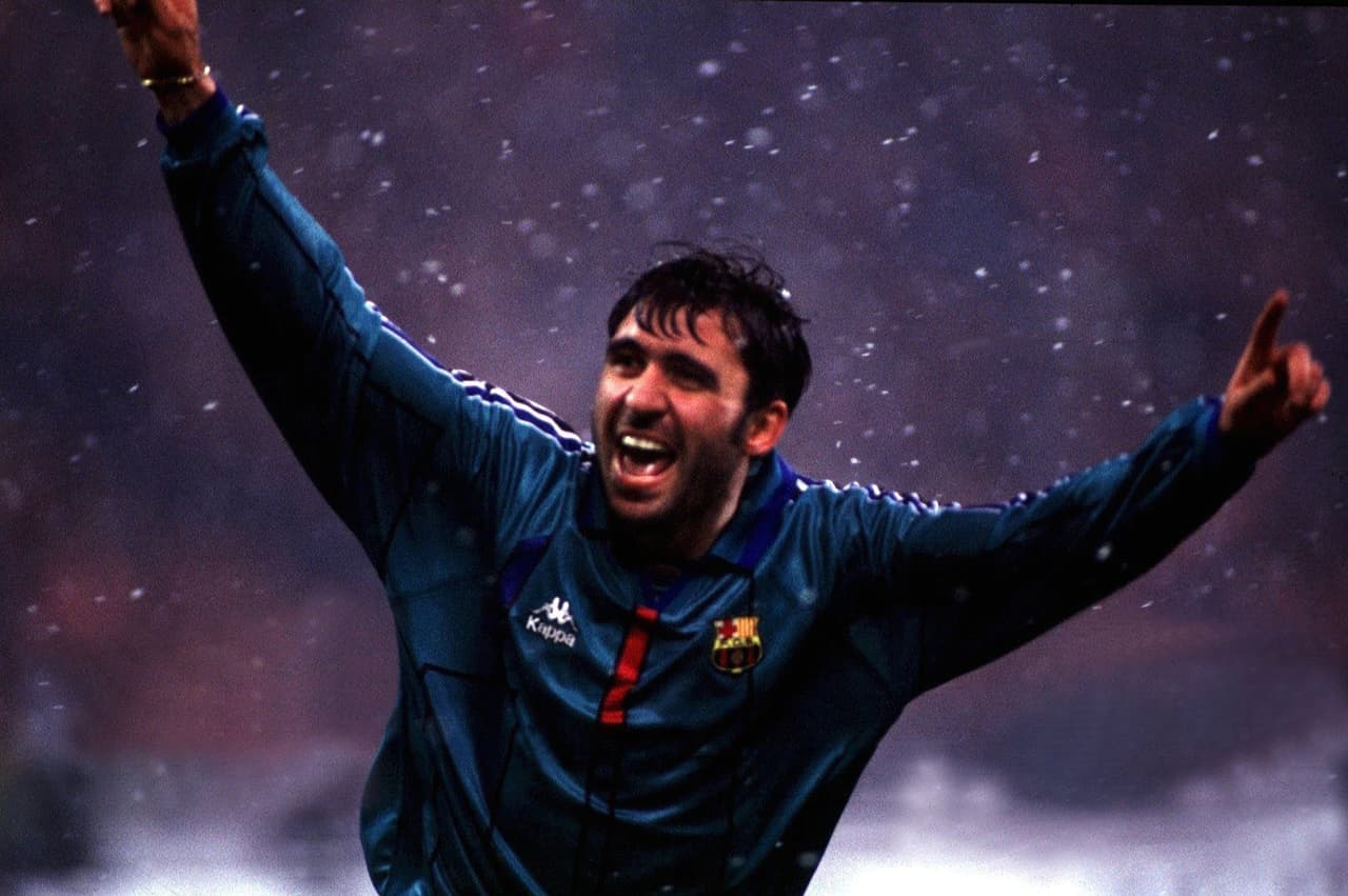 El legendario futbolista rumano Gheorghe Hagi es otro caso de estos que vivieron en ambas trincheras. Aquí con la camiseta del equipo culé.