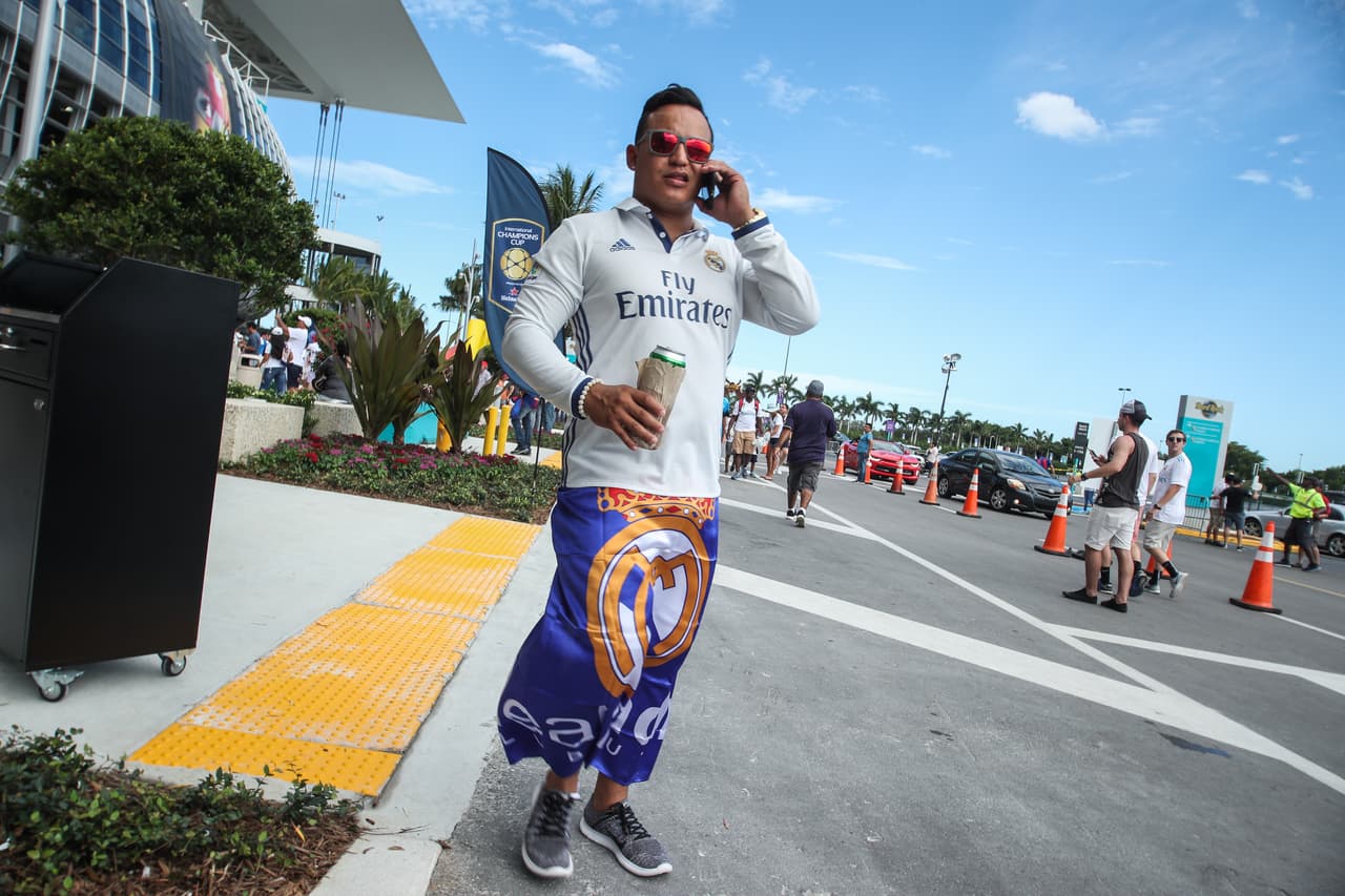El calor de Miami permitía que los aficionados se tomaran algo para refrescarse mientras se daba el ingreso al estadio.