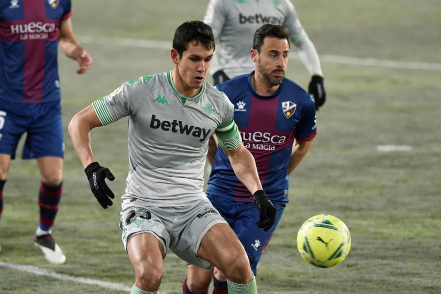 El Real Betis, con goles de Aissa Mandi y Antonio Sanabria, y con 10 hombres en cancha, obtiene cómoda victoria sobre Huesca en la J18 de LaLiga. Diego Lainez fue titular durante el encuentro.