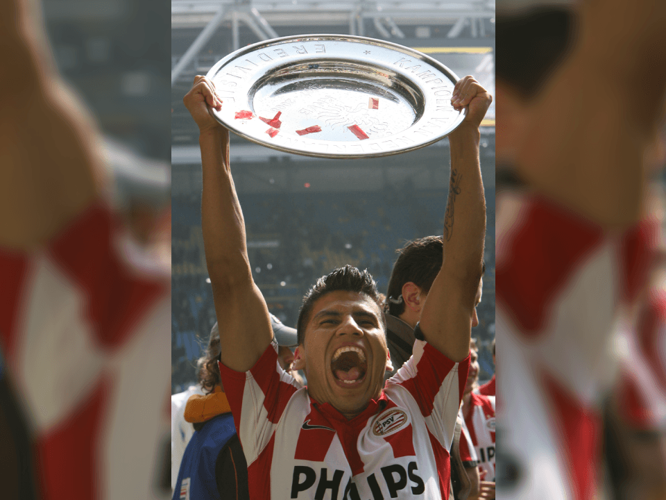 A pesar de batallar con una nueva cultura y con el idioma, Salcido fue dos veces campeón de la Eredivisie y campeón de la Supercopa de los Países Bajos.