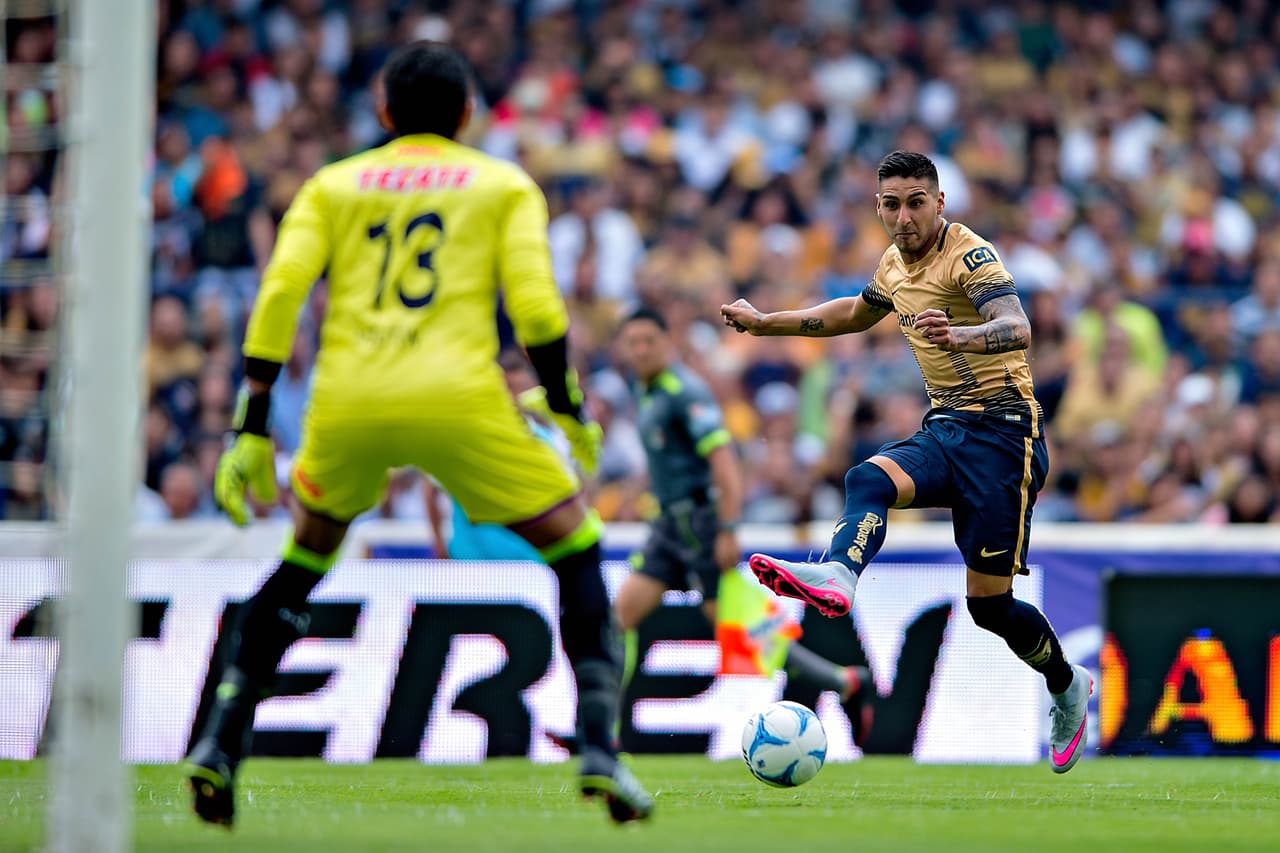 2) Aprovechar la diversidad de sus delanteros. Britos (6), Sosa (5), Eduardo Herrera (4) y Fidel Martínez (3) le han dado a la UNAM una gran variedad en la manera de anotar. Sea a balón parado, llegadas por las bandas, de cabeza, de volea, etc.